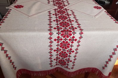 Комплект -Українська вишита скатертина з серветками Берегиня