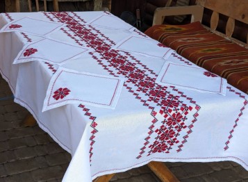 Біла вишита скатертина в українському стилі Берегиня