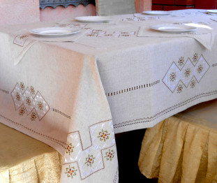 Льняная скатерть с салфетками Кофейная. Ручная вышивка шелком. Льняная скатерть с салфетками Кофейная. Ручная вышивка шелком.