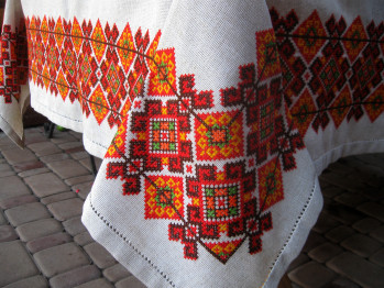 Льняная вышитая скатерть ручной работы «Карпаты» Льняная вышитая скатерть ручной работы «Карпаты»