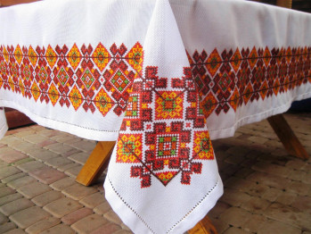 Вишита скатертина ручної роботи «Гуцульська рапсодія"