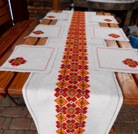 Вышитый раннер с салфетками Карпатский