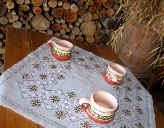 Льняная мини-скатерть с вышивкой Кофейная