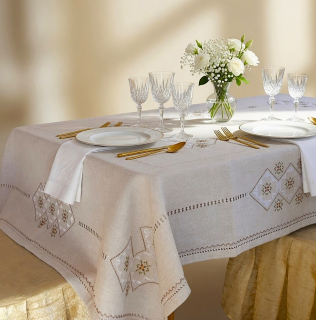 Лляна скатертина вишита шовком Кавова