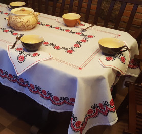 Вышитая скатерть с салфетками «Калиновый венок»  Вышитая скатерть с салфетками «Калиновый венок»