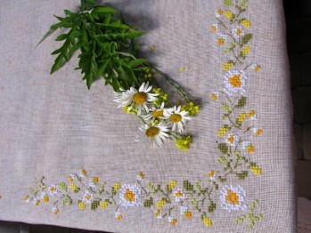 Льняная вышитая скатерть с салфетками «Ромашковое поле»  Льняная вышитая скатерть с салфетками «Ромашковое поле»