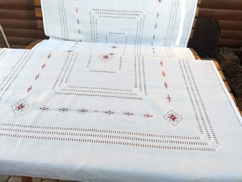 Біла вишита скатертина з серветками Сангрія