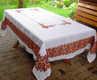 Вышитая белая скатерть "Гуцульская рапсодия" Вышитая белая скатерть "Гуцульская рапсодия"