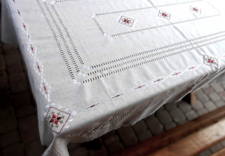 Скатертина ручної роботи з вишивкою Марсала