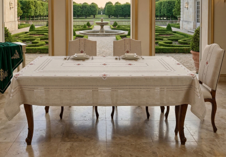 Скатертина ручної роботи з вишивкою Марсала