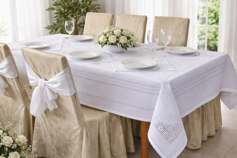 Біла скатертина з вишивкою ручної роботи у техніці хардангер Весільна