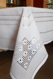 Комплект біла скатертина з вирізуванням та вишивкою шовком + 6 серветок Весільна