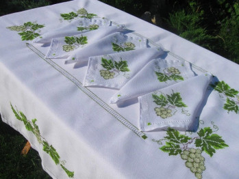 Комплект-Вишита скатертина з серветками «Виноградна лоза»